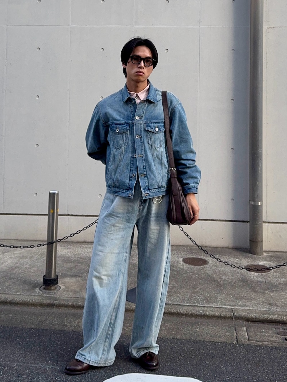 ブルー系のデニムジャケット、ピンク系のシャツ/ブラウス、ブラウン系のローファーを着用したメンズの冬コーディネートの5枚目の写真