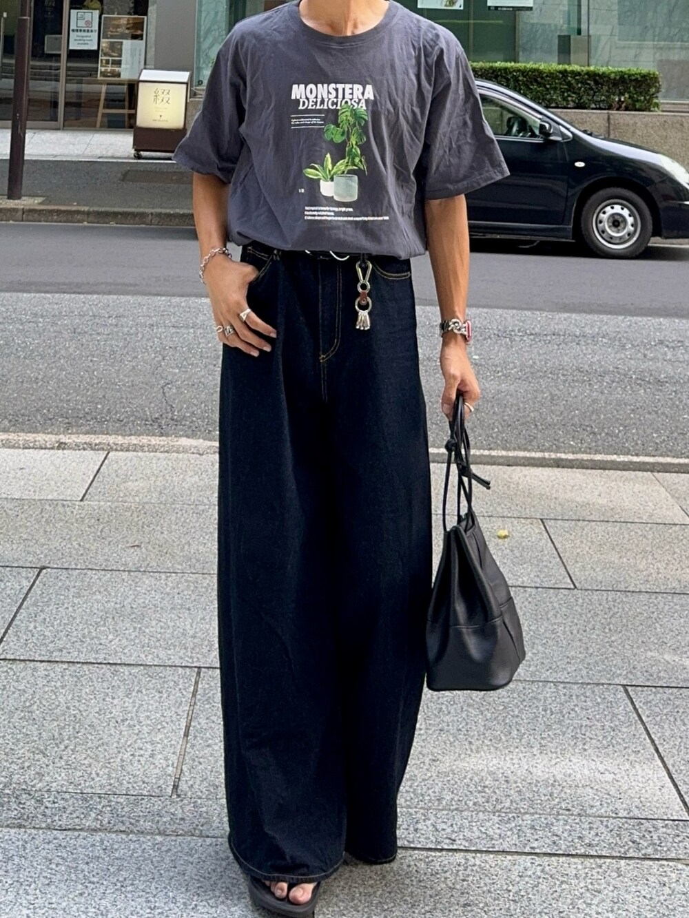 ブラック系のバッグ、ブルー系のデニムパンツ、グレー系のTシャツ/カットソーを着用したメンズの夏コーディネートの4枚目の写真