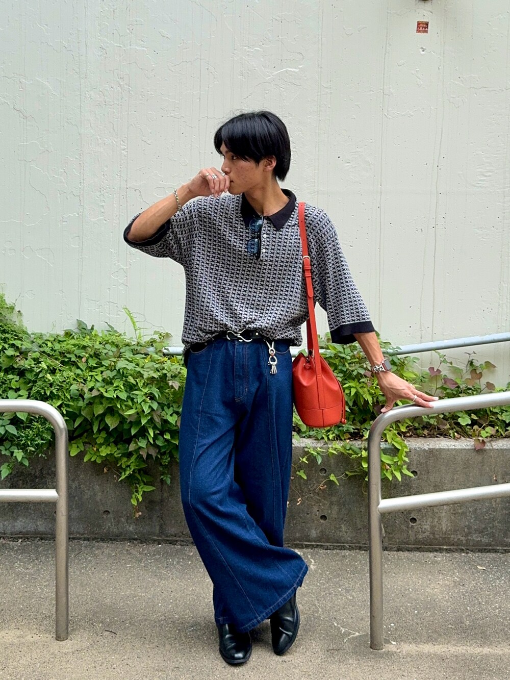 ブルー系のデニムパンツ、ブラック系のブーツ、グレー系のポロシャツを着用したメンズの夏コーディネートの3枚目の写真