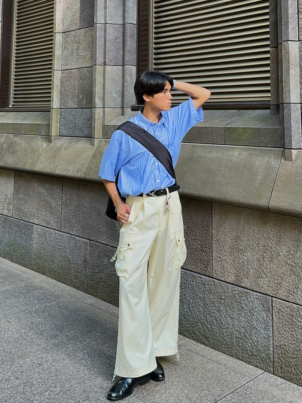 ブルー系のシャツ/ブラウス、ブラック系のショルダーバッグ、ホワイト系のカーゴパンツを着用したメンズの夏コーディネートの5枚目の写真
