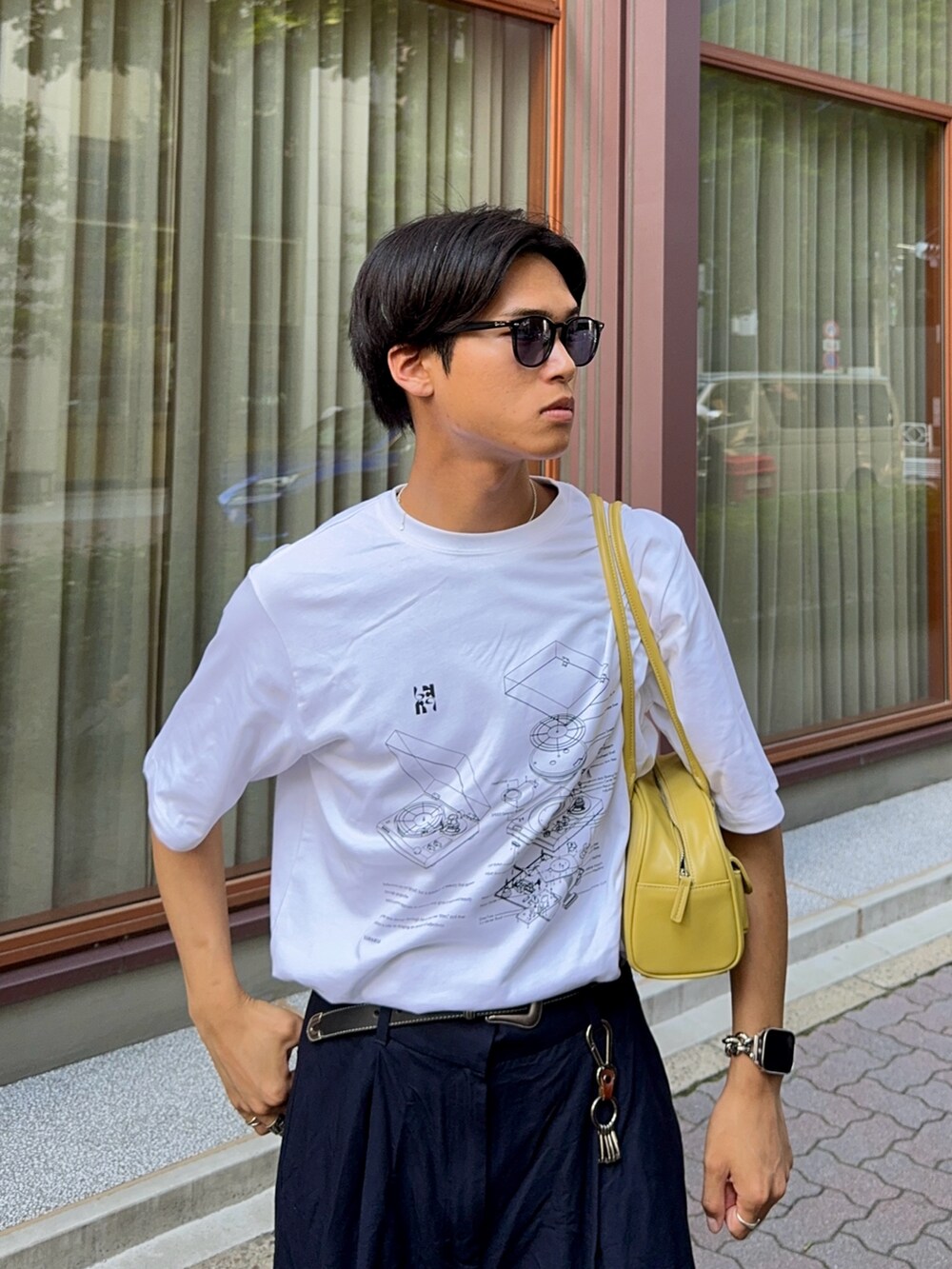 ホワイト系のTシャツ/カットソー、ブルー系のスラックス、ブラック系のブーツを着用したメンズの夏コーディネートの2枚目の写真