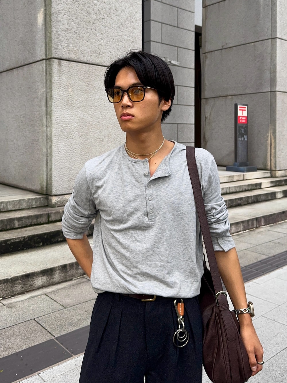 グレー系のTシャツ/カットソー、グレー系のその他パンツ、ブラウン系のローファーを着用したメンズの夏コーディネートの2枚目の写真