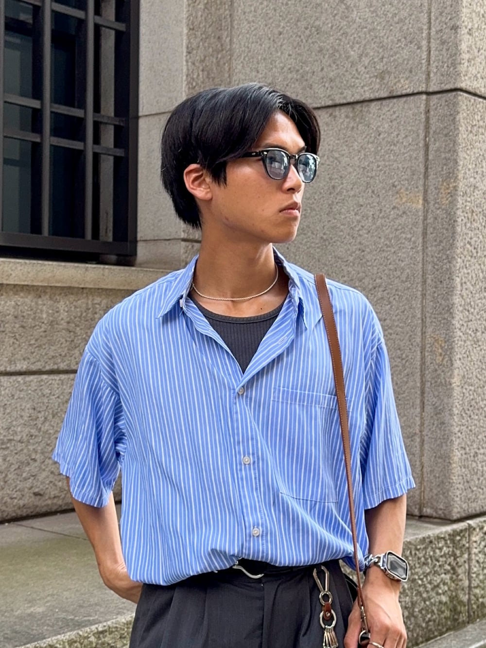 ブルー系のシャツ/ブラウス、グレー系のタンクトップ、ブラック系のショルダーバッグを着用したメンズの夏コーディネートの2枚目の写真