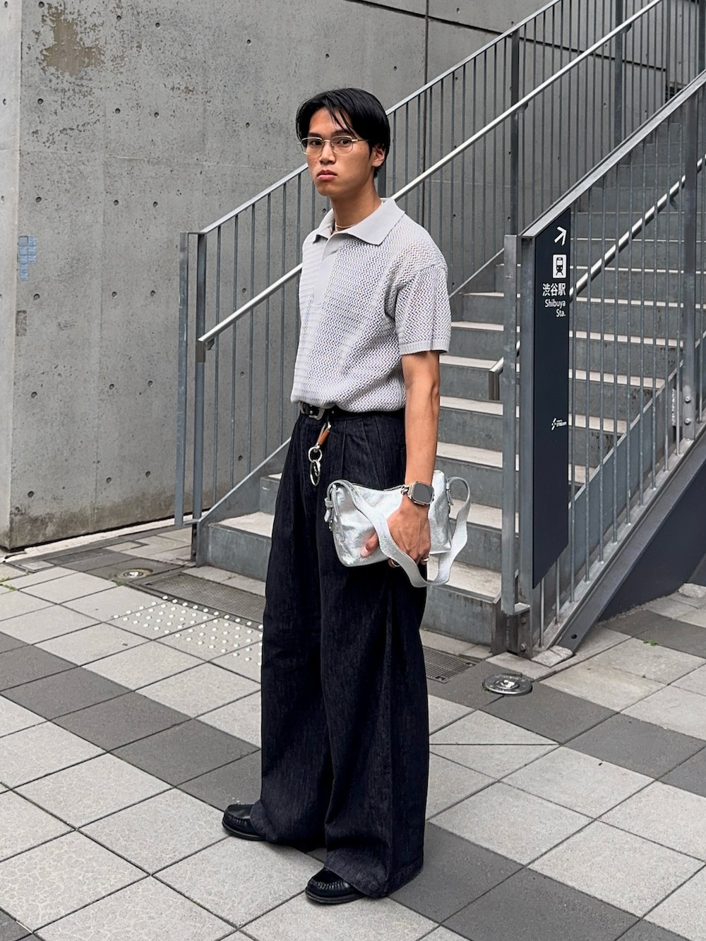 ブラック系のローファー、グレー系のポロシャツ、ブラック系のその他パンツを着用したメンズの夏コーディネートの5枚目の写真