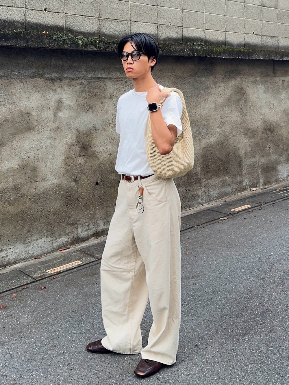 ホワイト系のTシャツ/カットソー、ホワイト系のデニムパンツ、ベージュ系のハンドバッグを着用したメンズの夏コーディネートの5枚目の写真