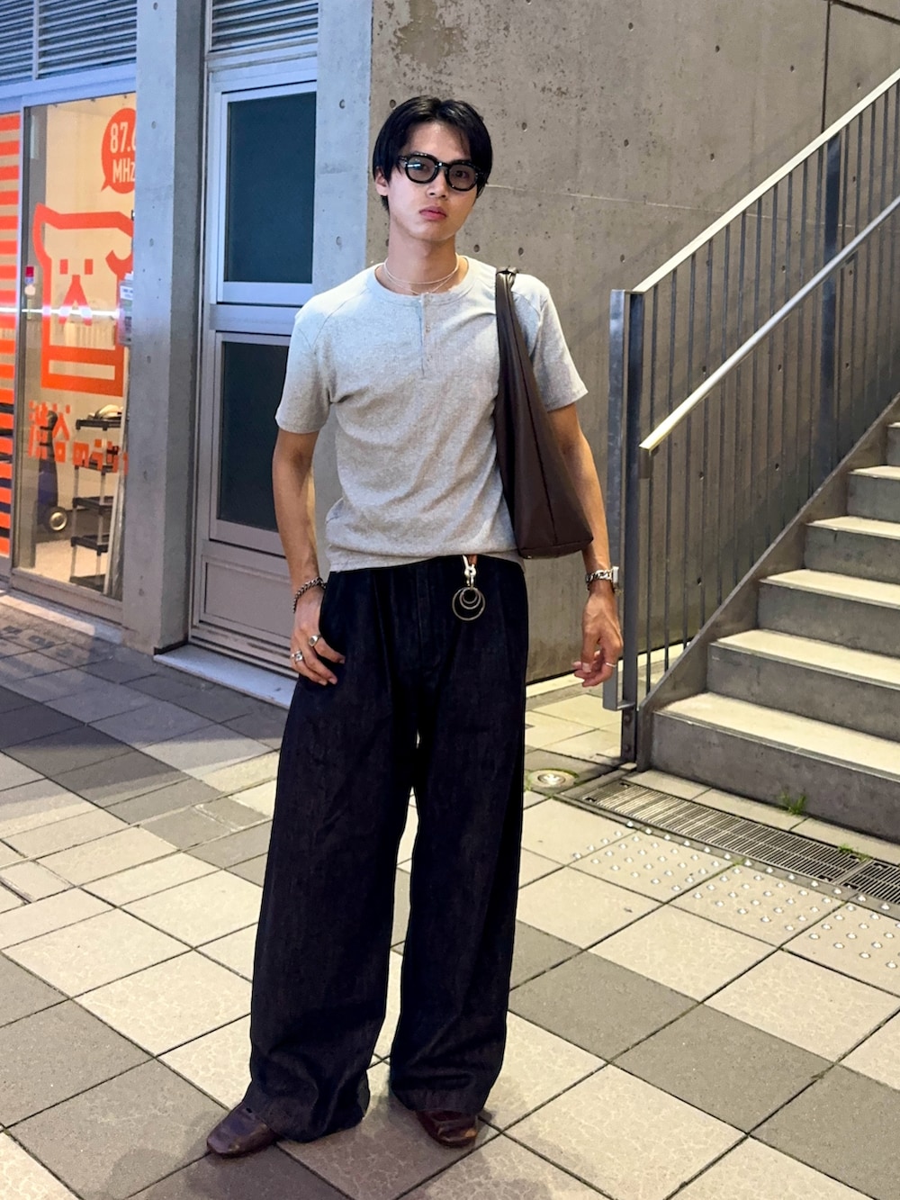 その他のショルダーバッグ、グレー系のTシャツ/カットソー、ブラック系のその他パンツを着用したメンズの夏コーディネートの5枚目の写真