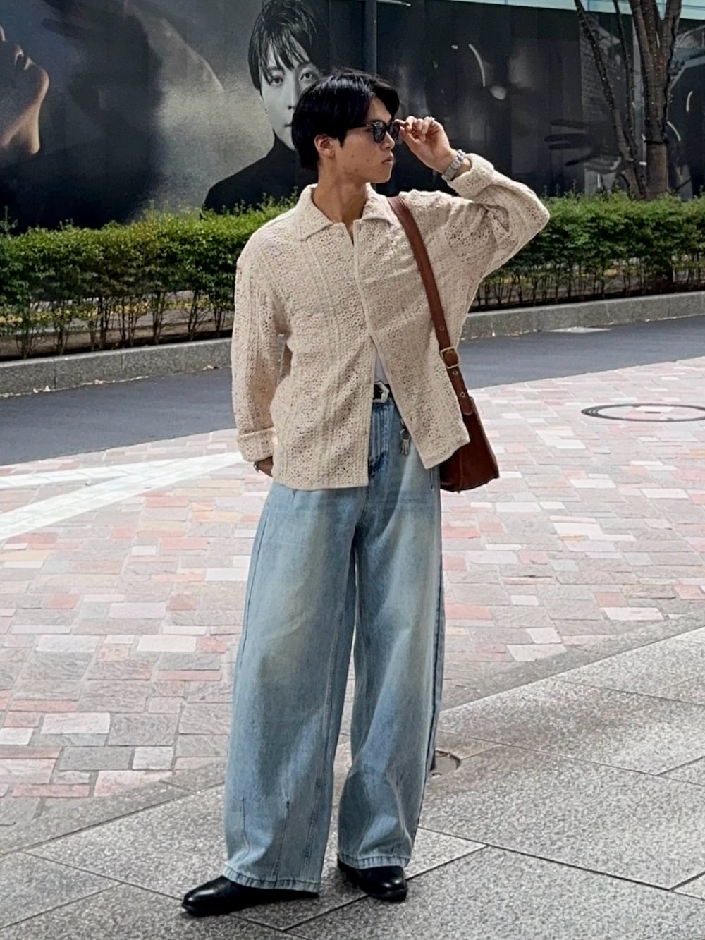 ブラック系のドレスシューズ、ベージュ系のジャケット/アウター、ブルー系のデニムパンツを着用したメンズの秋コーディネートの3枚目の写真