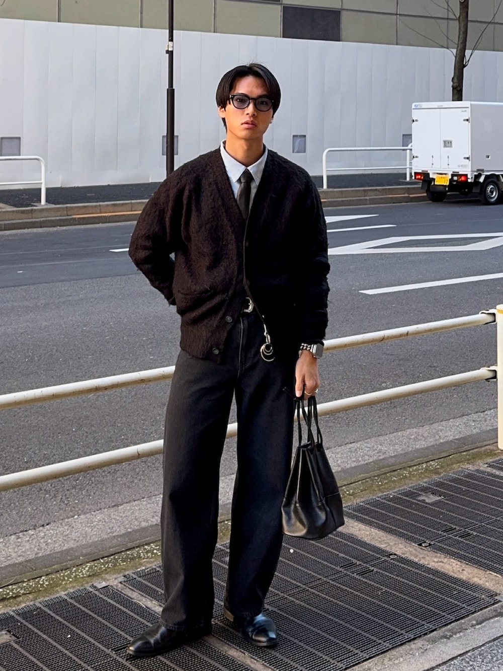 ブラック系のカーディガン/ボレロ、ブルー系のシャツ/ブラウス、グレー系のデニムパンツを着用したメンズの冬コーディネートの3枚目の写真