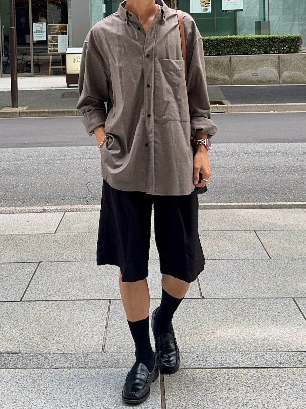 ベージュ系のシャツ/ブラウス、ブラック系のショルダーバッグ、ブラック系のその他パンツを着用したメンズの夏コーディネートの4枚目の写真