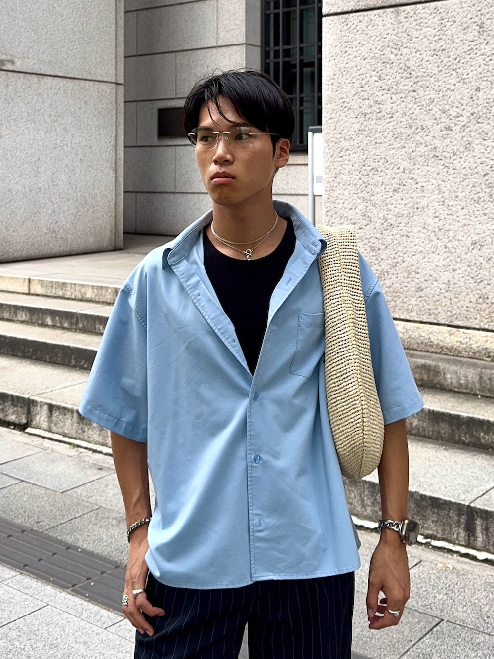 ブルー系のシャツ/ブラウス、ブラック系のタンクトップ、ブラック系のスラックスを着用したメンズの夏コーディネートの2枚目の写真