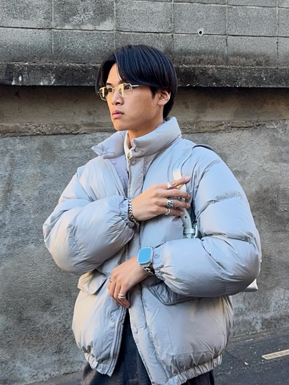 ブラック系のニット/セーター、グレー系のダウンジャケット/コート、ホワイト系のシャツ/ブラウスを着用したメンズの冬コーディネートの2枚目の写真