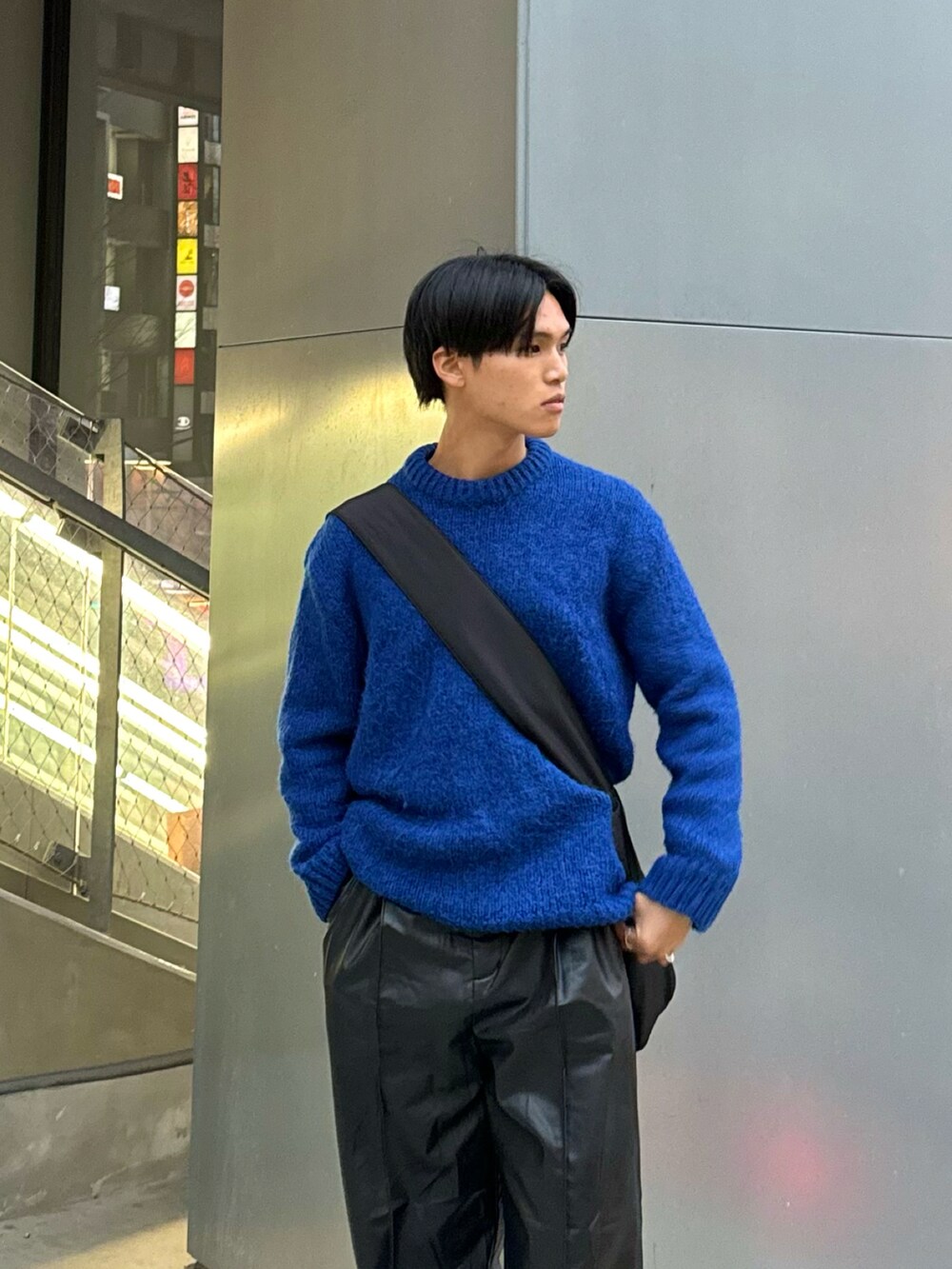 ブラック系のその他パンツ、ブラック系のブーツ、ブラック系のショルダーバッグを着用したメンズの冬コーディネートの2枚目の写真