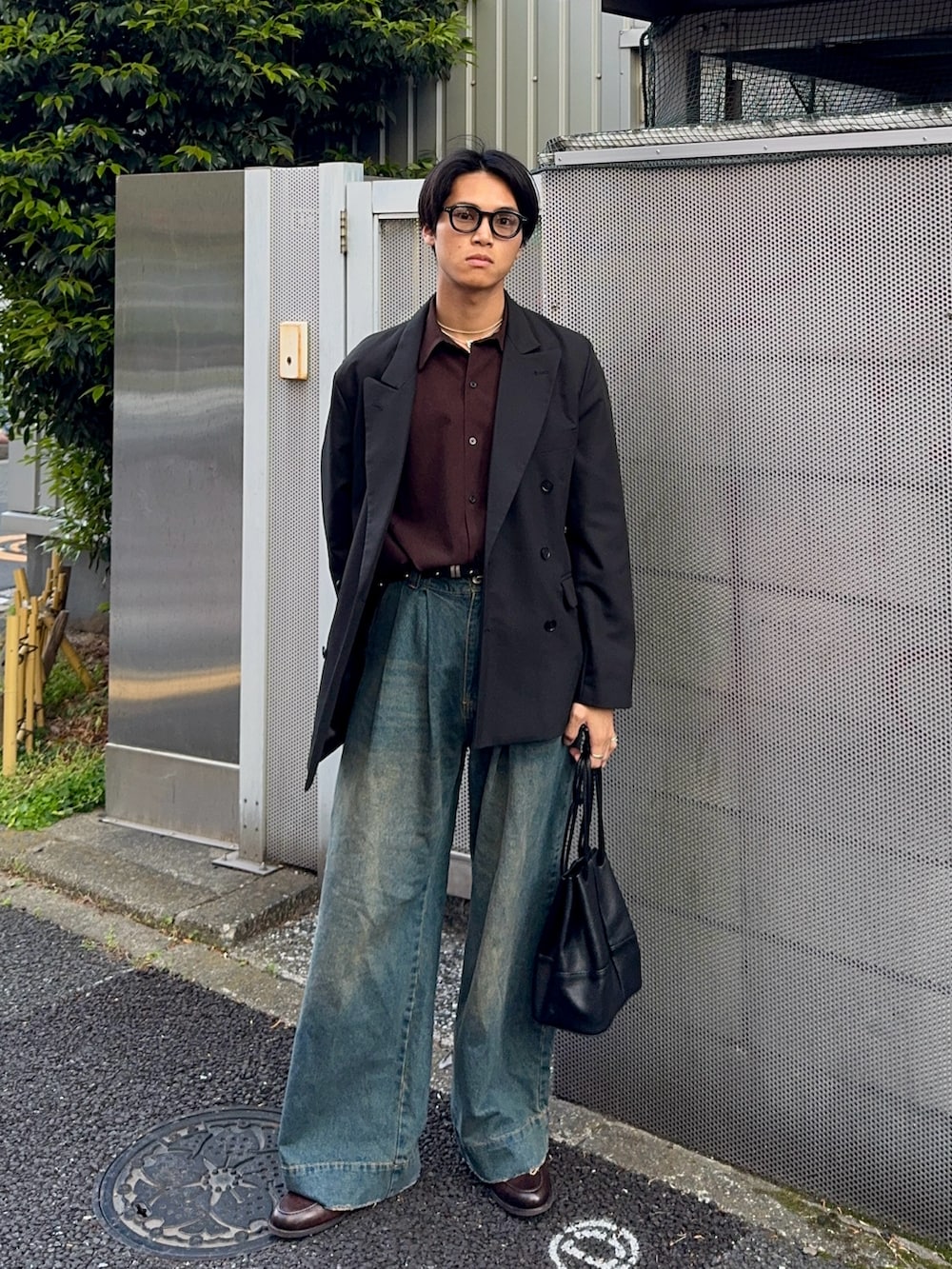 ブラウン系のシャツ/ブラウス、ブラック系のテーラードジャケット、ブルー系のデニムパンツを着用したメンズの春コーディネートの5枚目の写真
