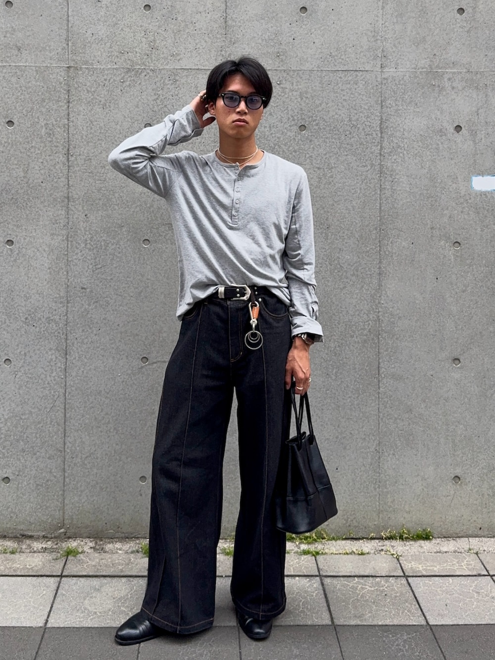グレー系のTシャツ/カットソー、ブラック系のデニムパンツ、ブラック系のバッグを着用したメンズの夏コーディネートの3枚目の写真