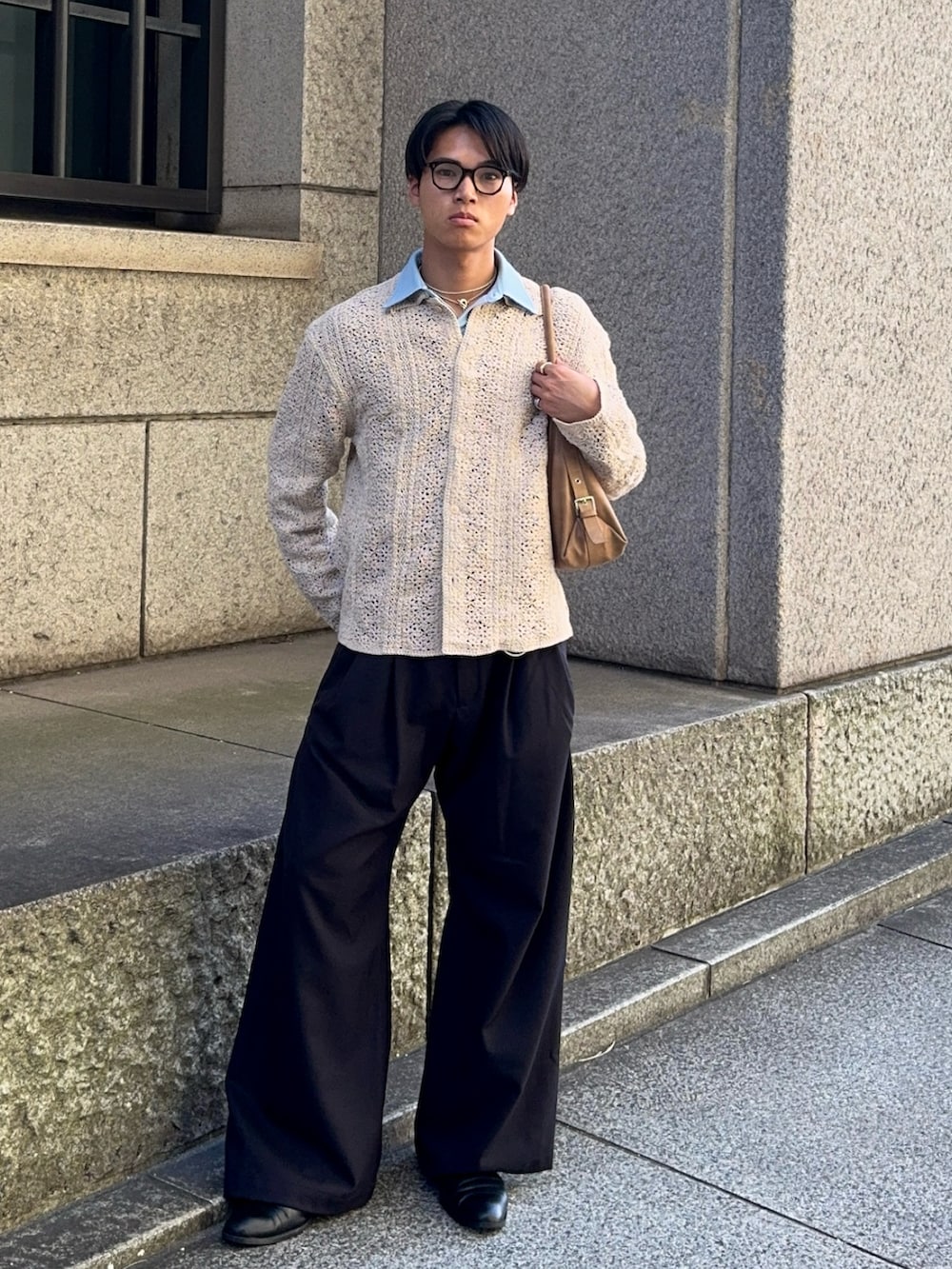 ブラック系のスラックス、ブルー系のシャツ/ブラウス、ベージュ系のジャケット/アウターを着用したメンズの春コーディネートの3枚目の写真