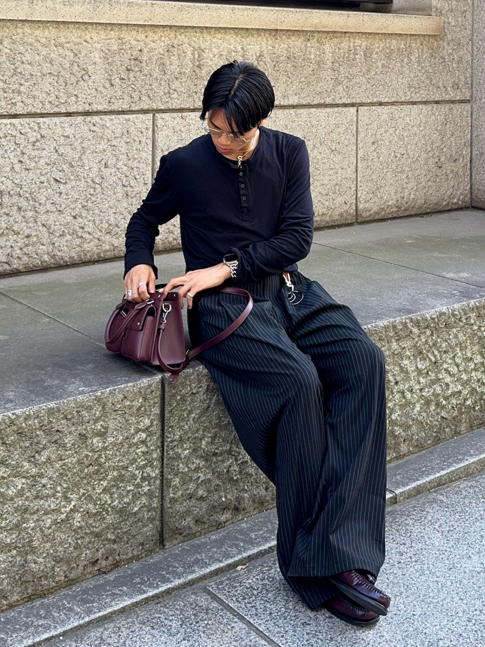 その他のスラックス、ブラック系のTシャツ/カットソー、レッド系のローファーを着用したメンズの夏コーディネートの2枚目の写真