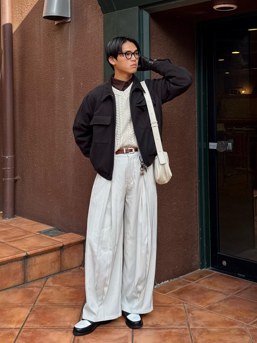 ホワイト系のニット/セーター、ブラウン系のシャツ/ブラウス、ブラック系のローファーを着用したメンズの冬コーディネートの3枚目の写真