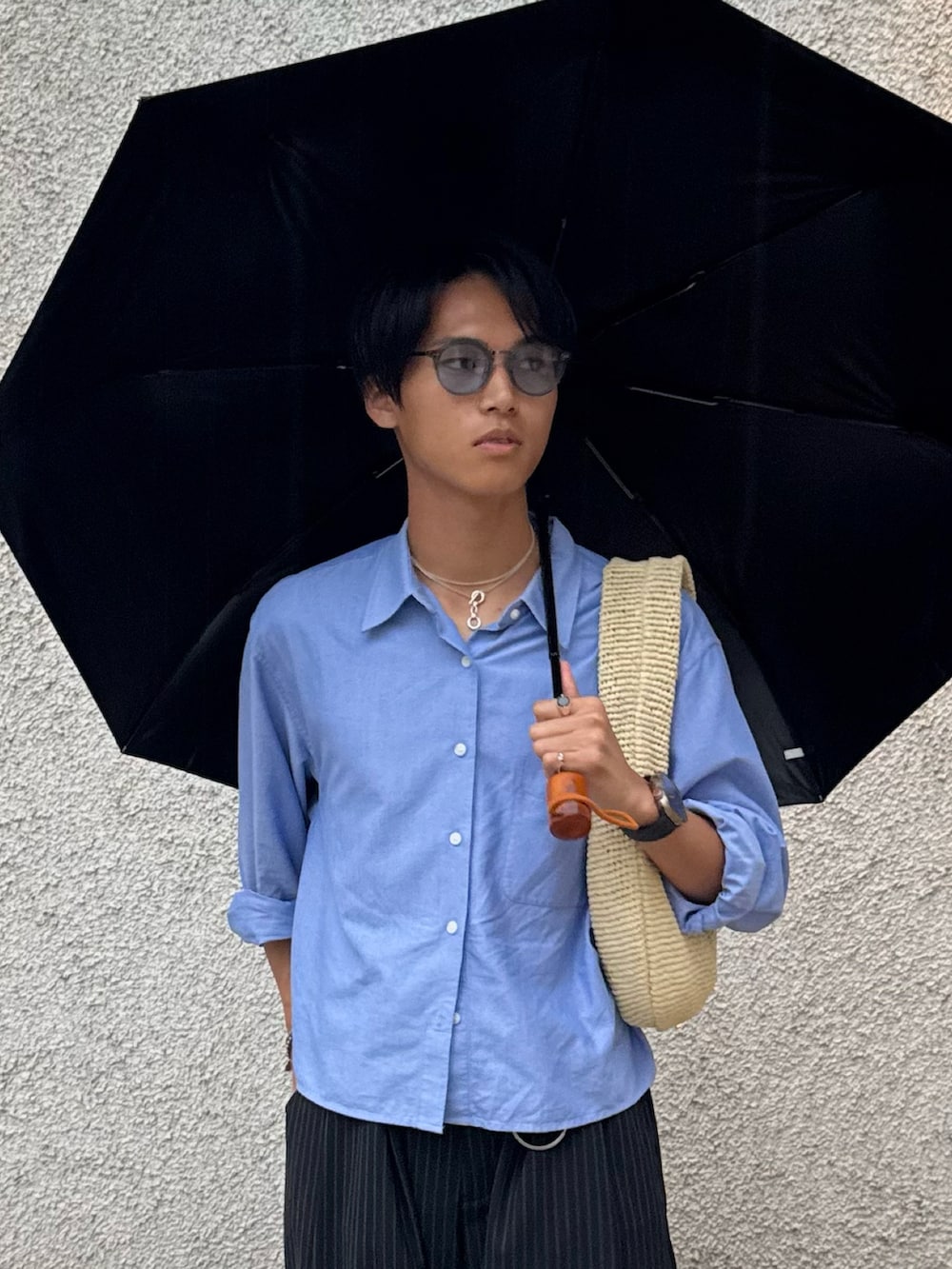 その他のスラックス、ベージュ系のハンドバッグ、ブルー系のシャツ/ブラウスを着用したメンズの夏コーディネートの2枚目の写真