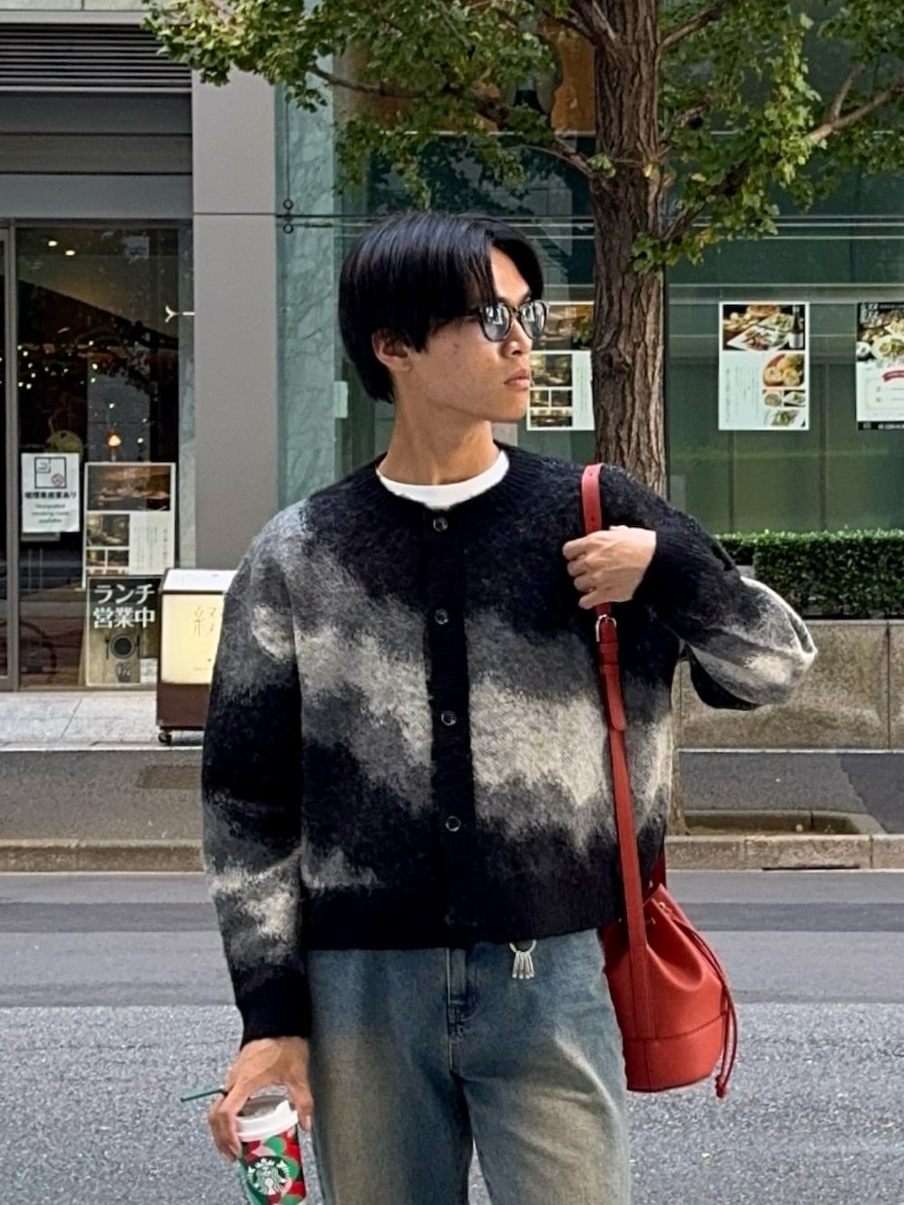 「ニット、ブラック、デニム、ドレスシューズ、ショルダーバッグ、サングラス、きれいめカジュアル、休日スタイル、お出かけコーデ、デートコーデ、シンプル、韓国ファッション、秋冬コーデ、秋コーデ、大人カジュアル」|「LURAKUの【LURAKU】Semi-flared washed denim - セミフレアウォッシュデニム(デニムパンツ、ブルー系)」を使った、KAMMAさん(メンズ・178cm)の秋コーディネートの2枚目の写真