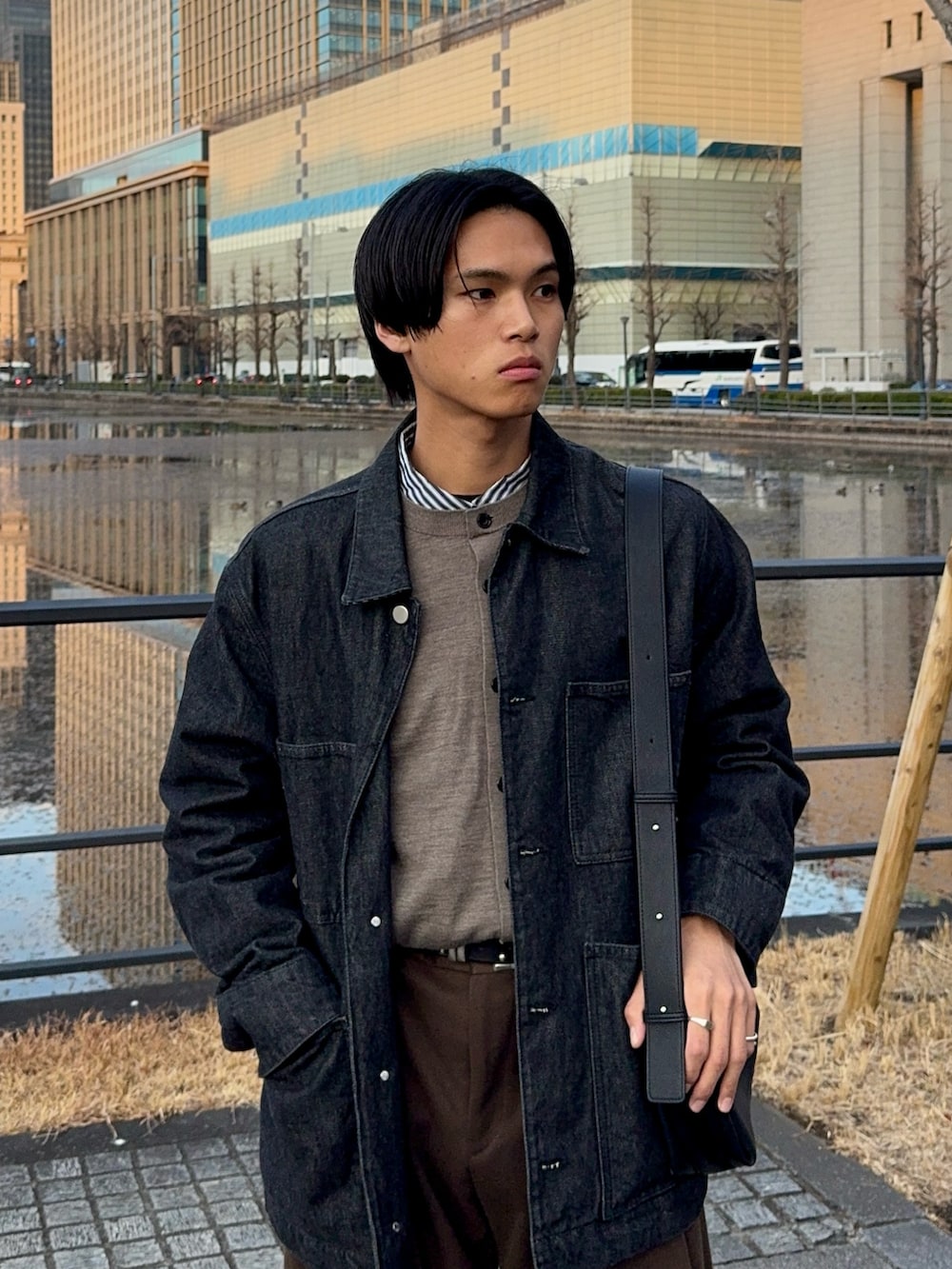 グレー系のカーディガン/ボレロ、ブラック系のローファー、ブラック系のシャツ/ブラウスを着用したメンズの冬コーディネートの2枚目の写真