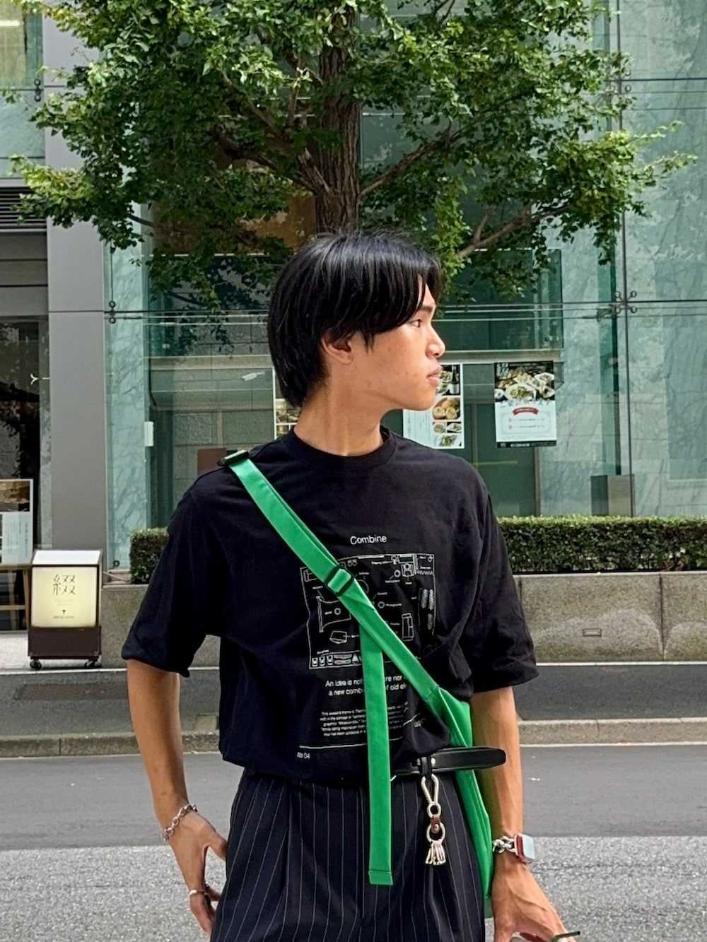「ロゴT、韓国ファッション、テーマパークコーデ、夏コーデ、休日スタイル、アウトドアスタイル、Tシャツ、スラックス、ローファー、ショルダーバッグ、ブラック、キレイめ、きれいめカジュアル、ビッグシルエット、休日コーデ」|「soerteのWide straight slacks/ワイドストレートスラックスパンツ(スラックス、ブラック系)」を使った、KAMMAさん(メンズ・178cm)の夏コーディネートの2枚目の写真