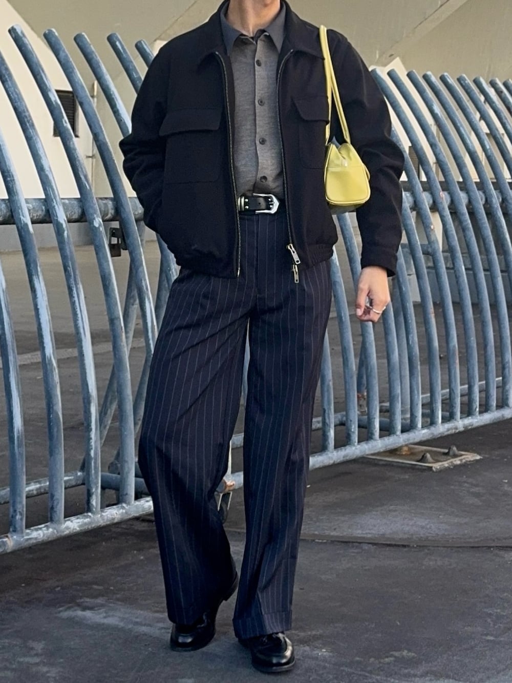 グレー系のシャツ/ブラウス、ブラック系のブルゾン、グレー系のカーディガン/ボレロを着用したメンズの冬コーディネートの4枚目の写真