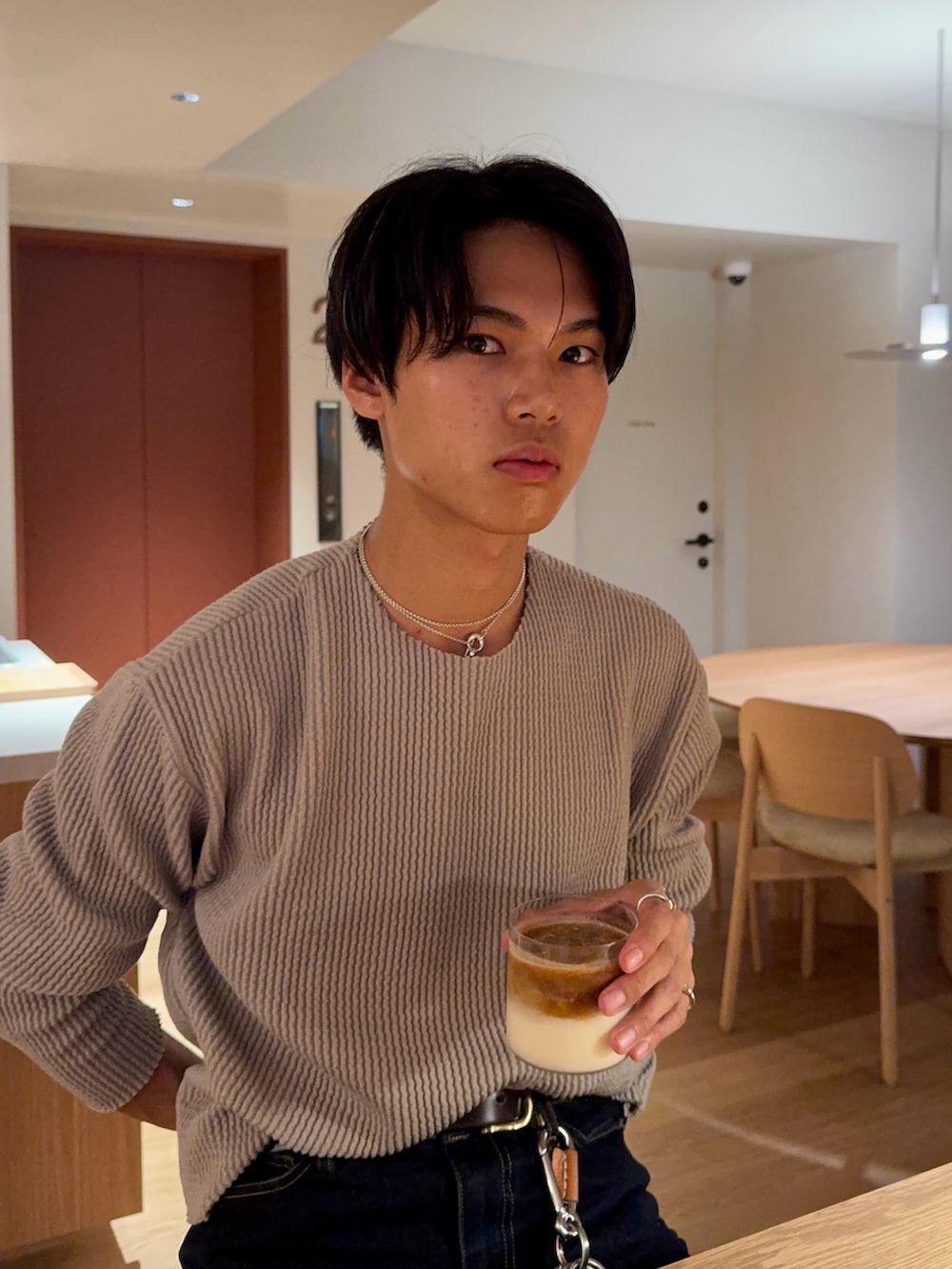 グリーン系のTシャツ/カットソー、ブラック系のローファー、ブルー系のデニムパンツを着用したメンズの夏コーディネートの2枚目の写真
