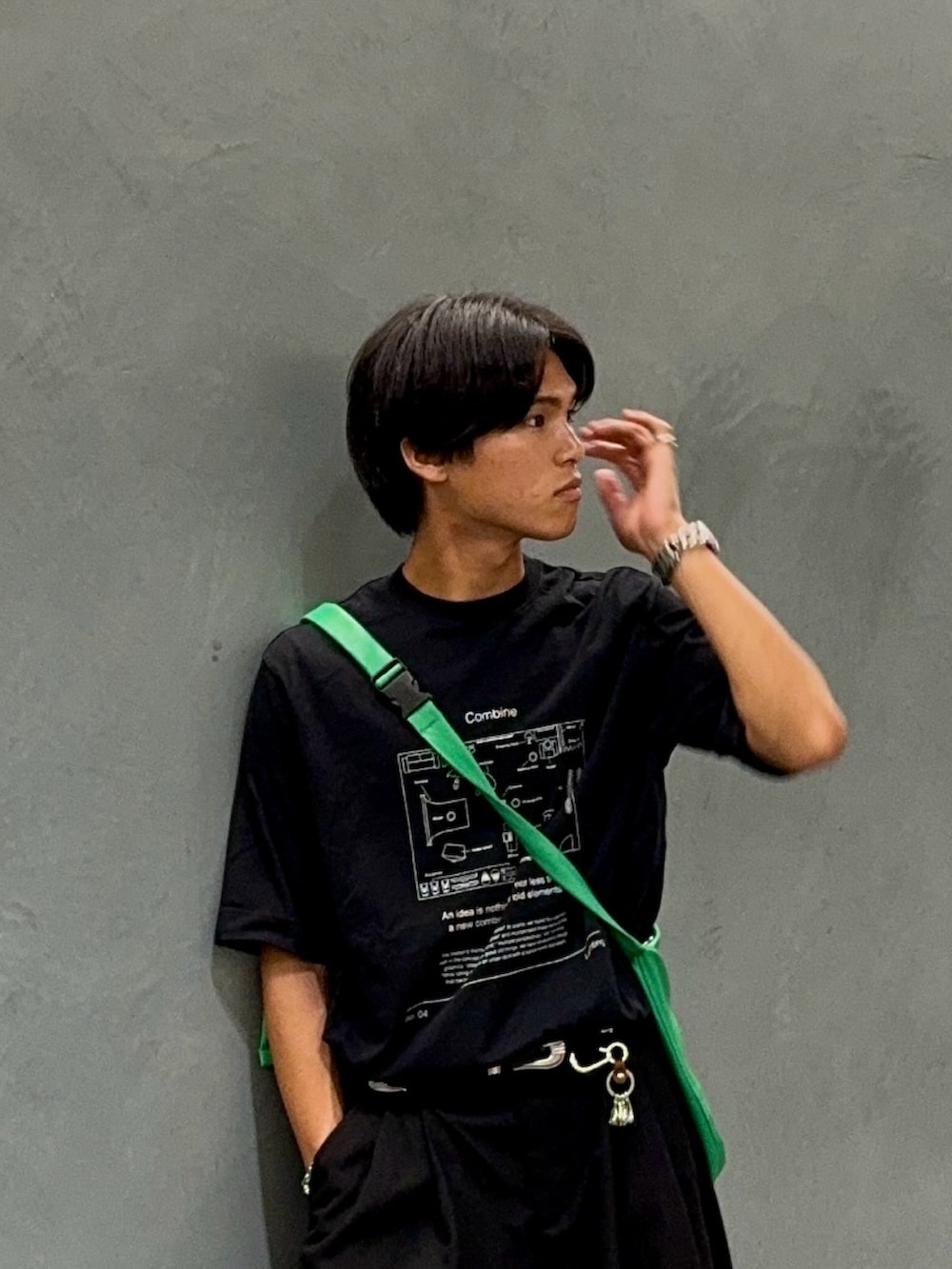 ベージュ系のスニーカー、ブラック系のその他パンツ、その他のTシャツ/カットソーを着用したメンズの夏コーディネートの2枚目の写真