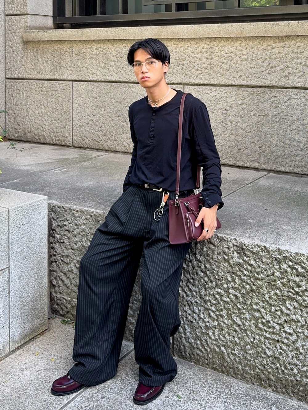 その他のスラックス、ブラック系のTシャツ/カットソー、レッド系のローファーを着用したメンズの夏コーディネートの5枚目の写真