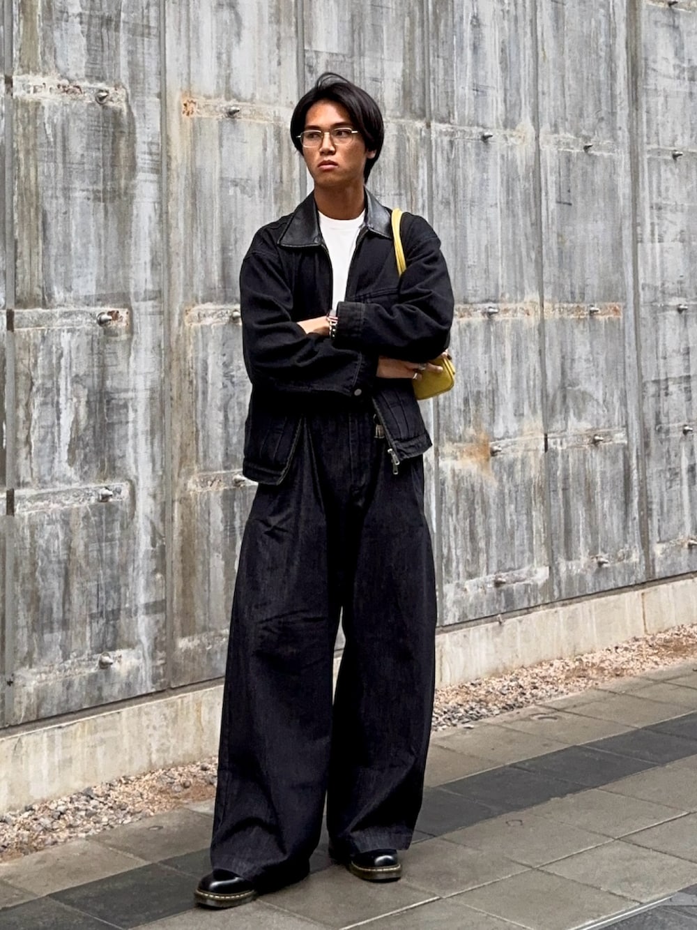 ホワイト系のTシャツ/カットソー、ブラック系のデニムジャケット、ブラック系のその他パンツを着用したメンズの秋コーディネートの5枚目の写真