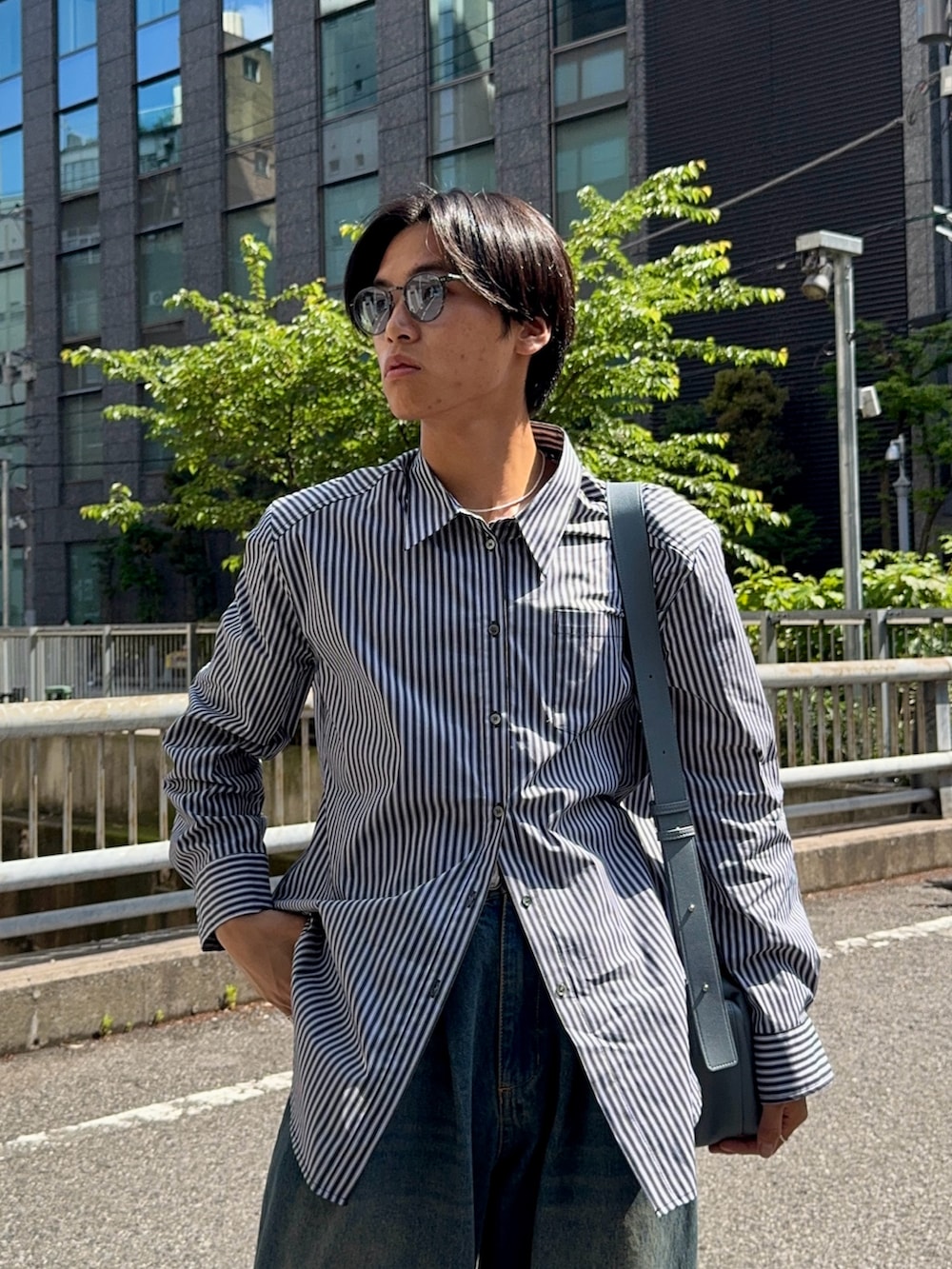 「最近のいい感じコーデ、ショルダーバッグ、大人カジュアル、ストライプシャツ、デートコーデ、お出かけコーデ、きれいめカジュアル、シャツスタイル、春夏コーデ、メガネ男子、デニム、革靴、アウトドアスタイル、シンプル、韓国ファッション」｜「Knuth Marfのlabel over shirt(unisex)（シャツ/ブラウス、ブラック系）」を使った、KAMMAさん（メンズ・178cm）の春コーディネートの2枚目の写真