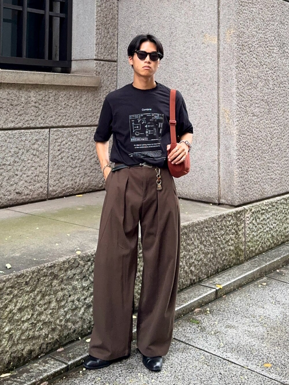 その他のTシャツ/カットソー、ブラウン系のスラックス、ブラウン系のショルダーバッグを着用したメンズの夏コーディネートの5枚目の写真