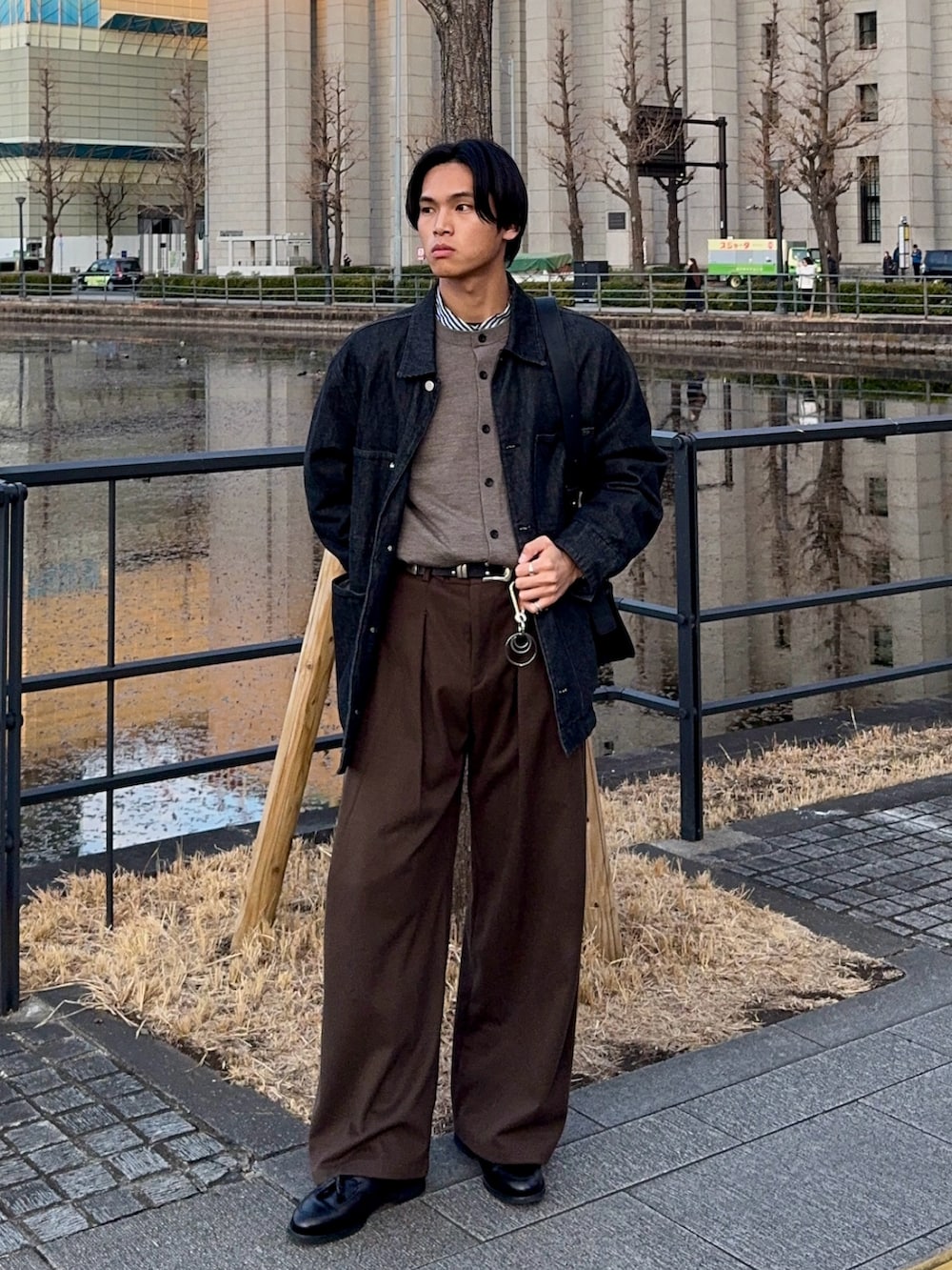 グレー系のカーディガン/ボレロ、ブラック系のローファー、ブラック系のシャツ/ブラウスを着用したメンズの冬コーディネートの3枚目の写真