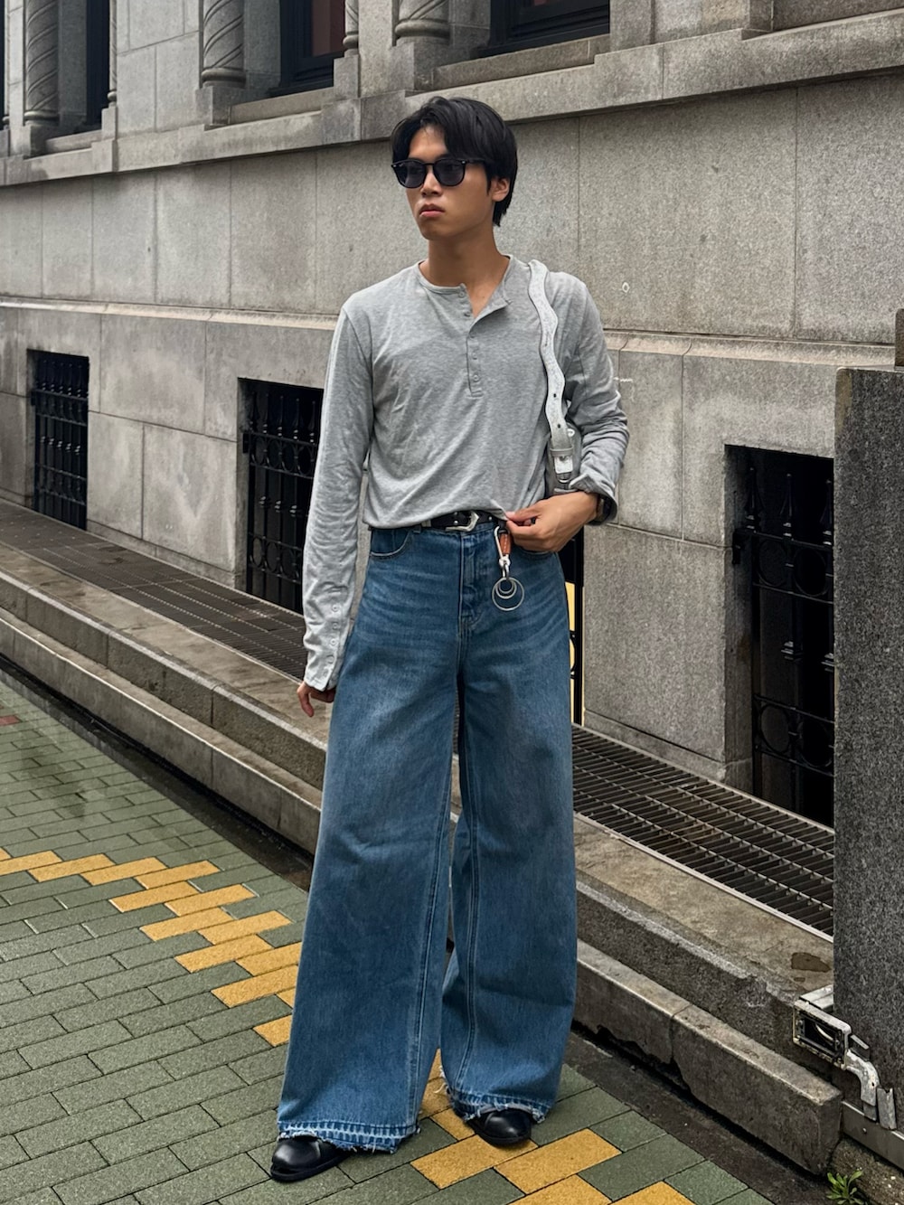 グレー系のTシャツ/カットソー、その他のデニムパンツ、シルバー系のショルダーバッグを着用したメンズの秋コーディネートの3枚目の写真