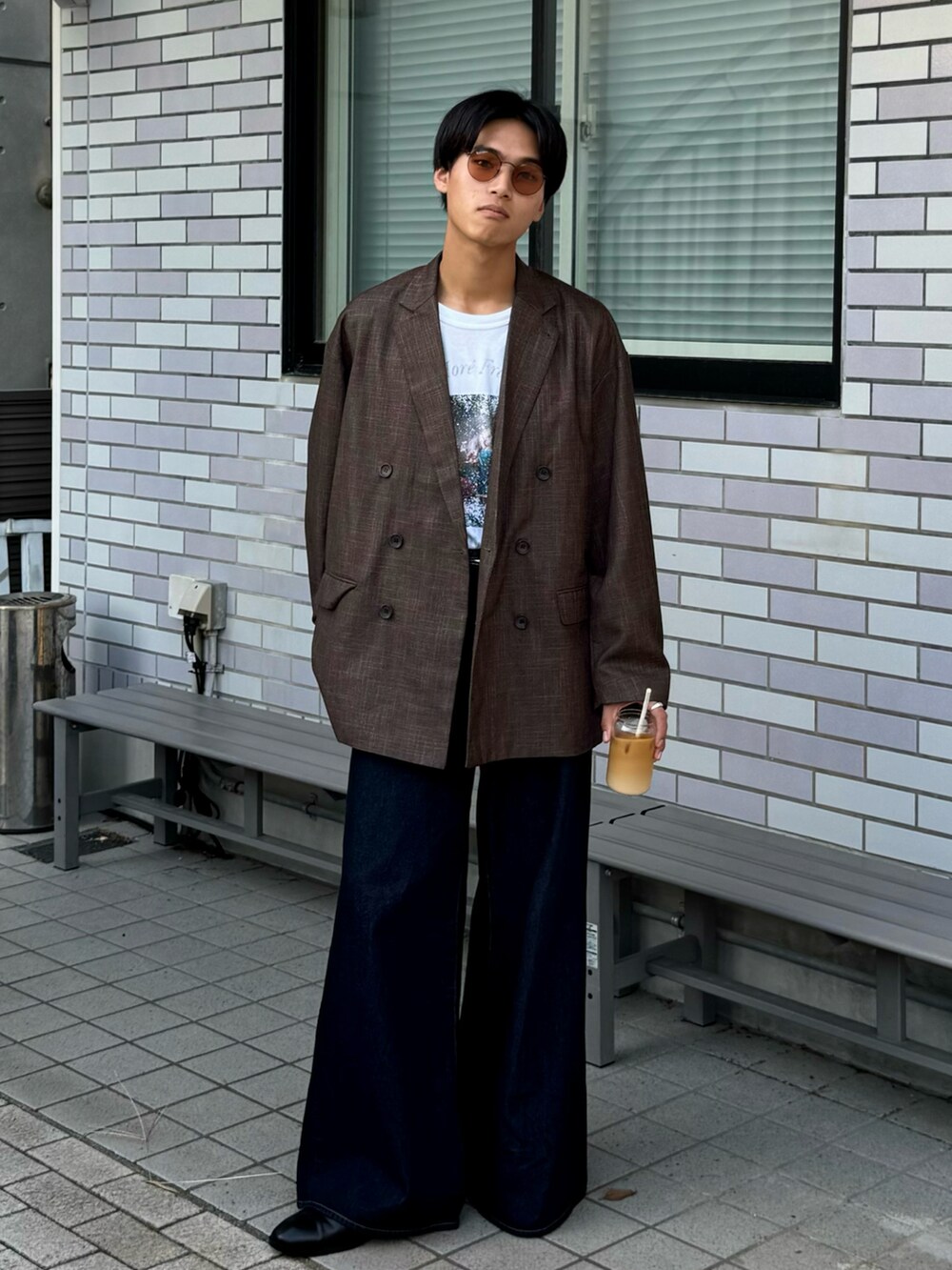 ブラウン系のテーラードジャケット、ホワイト系のTシャツ/カットソー、ブルー系のデニムパンツを着用したメンズの秋コーディネートの5枚目の写真