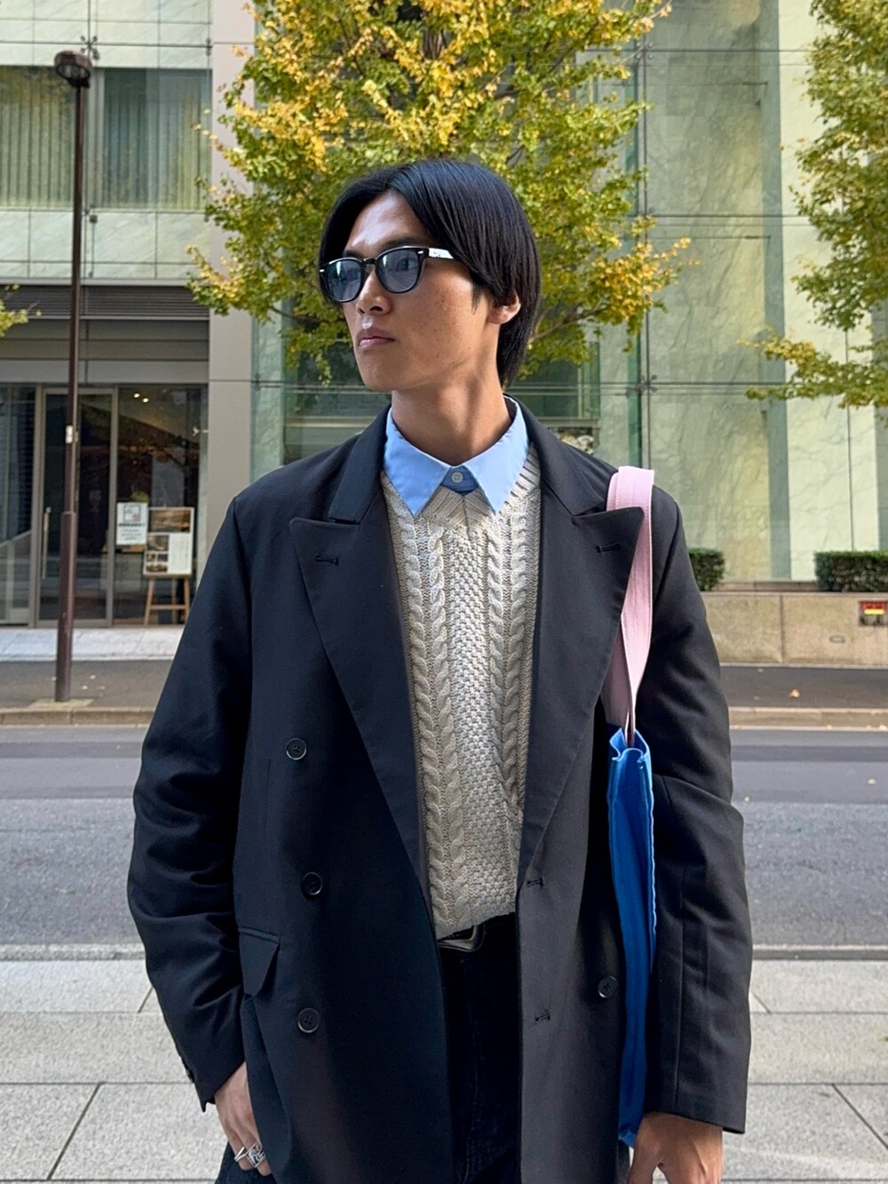 ホワイト系のニット/セーター、ブラック系のテーラードジャケット、ブルー系のシャツ/ブラウスを着用したメンズの冬コーディネートの2枚目の写真