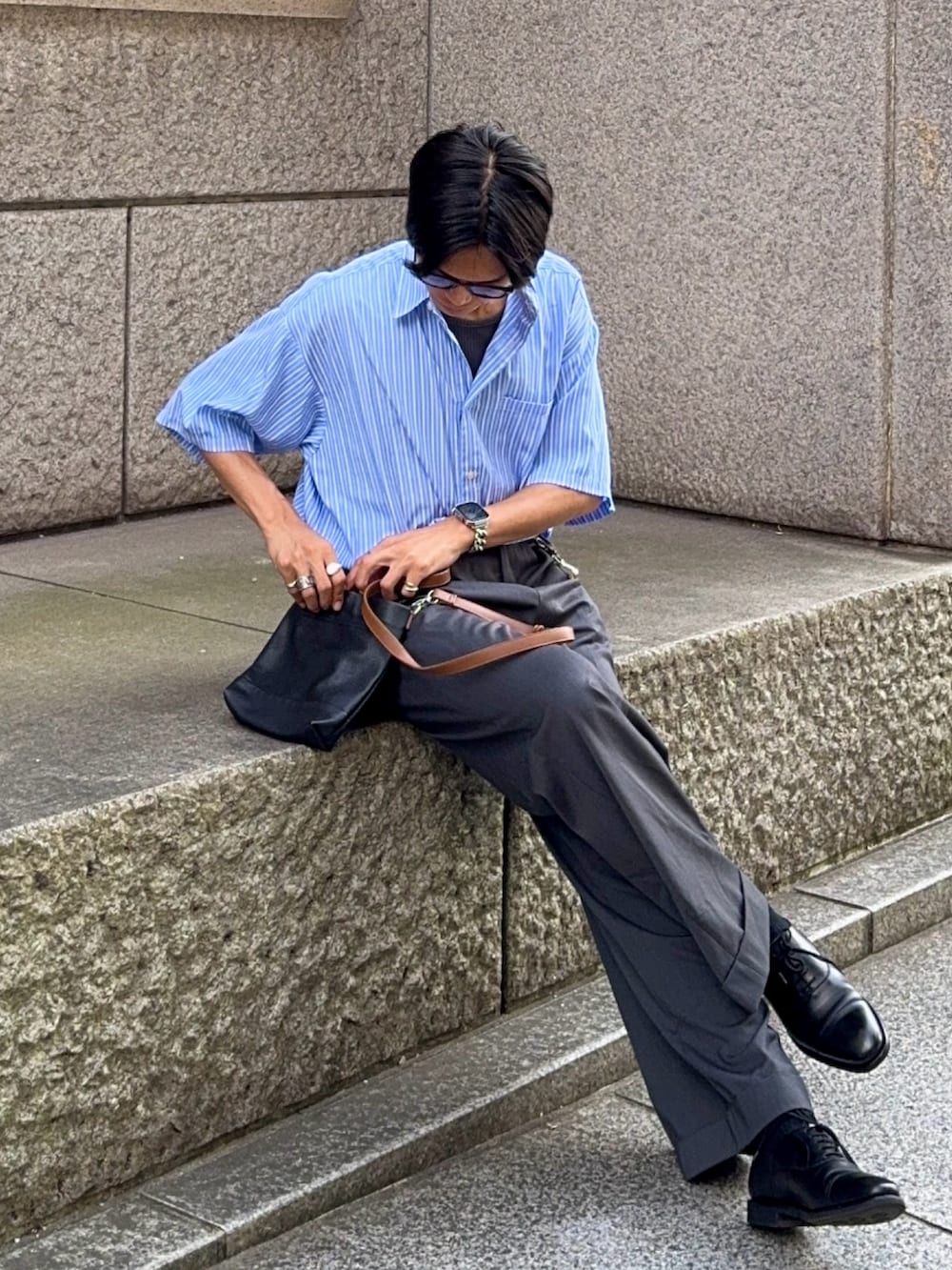 ブルー系のシャツ/ブラウス、グレー系のタンクトップ、ブラック系のショルダーバッグを着用したメンズの夏コーディネートの4枚目の写真