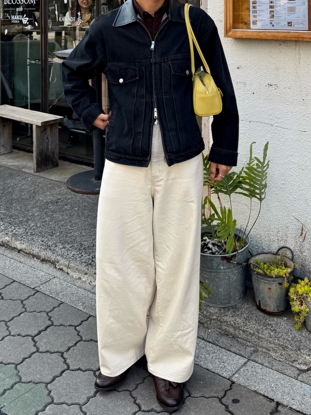 ブラウン系のシャツ/ブラウス、ブラック系のデニムジャケット、ホワイト系のデニムパンツを着用したメンズの春コーディネートの4枚目の写真