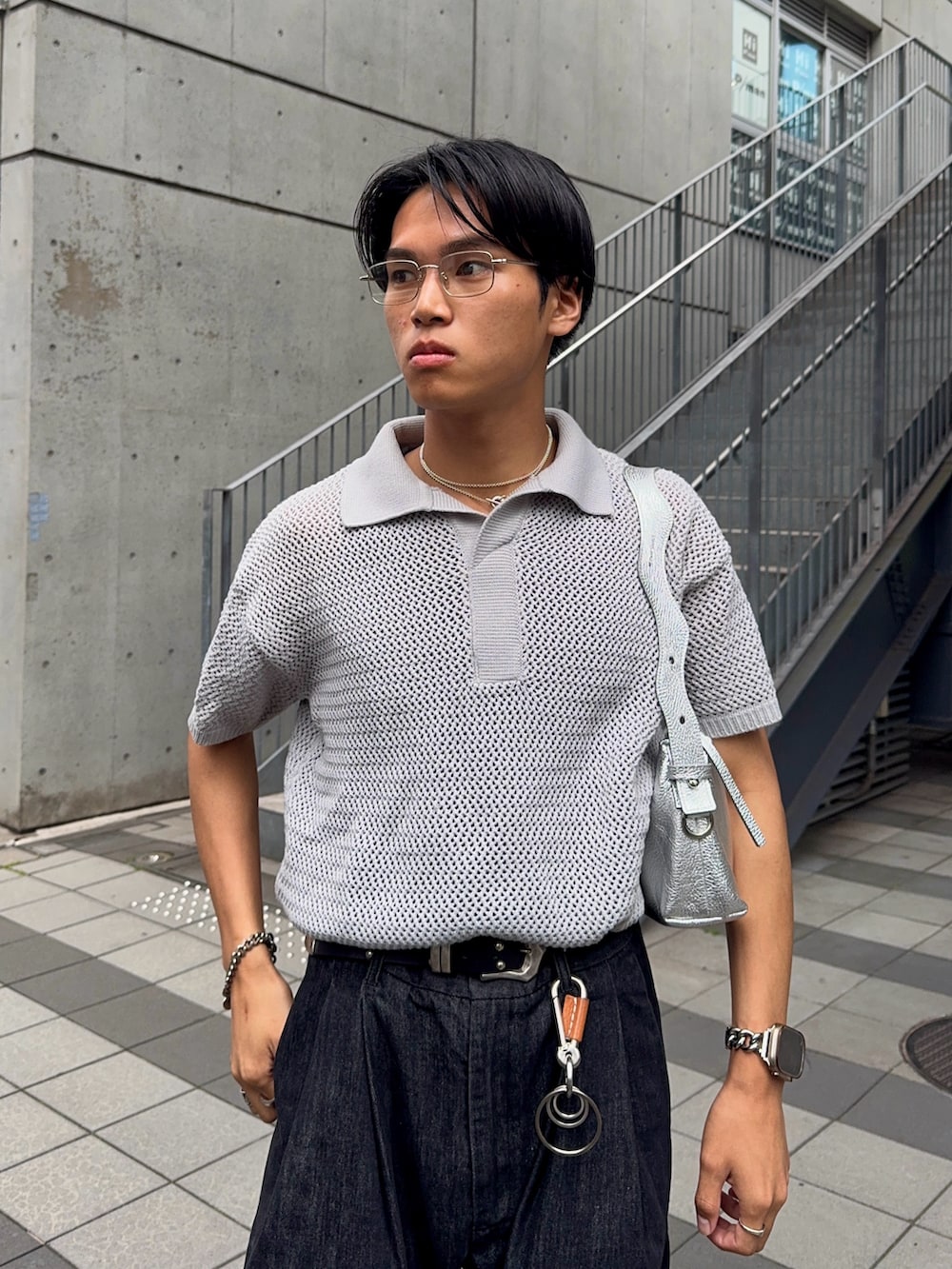ブラック系のローファー、グレー系のポロシャツ、ブラック系のその他パンツを着用したメンズの夏コーディネートの2枚目の写真