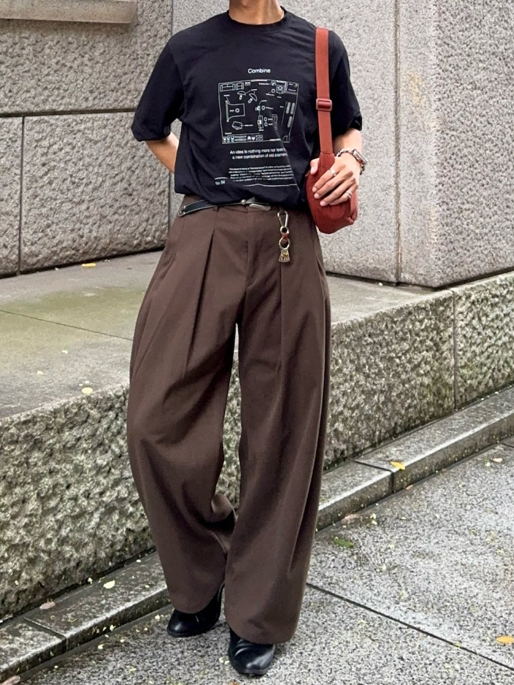 その他のTシャツ/カットソー、ブラウン系のスラックス、ブラウン系のショルダーバッグを着用したメンズの夏コーディネートの4枚目の写真