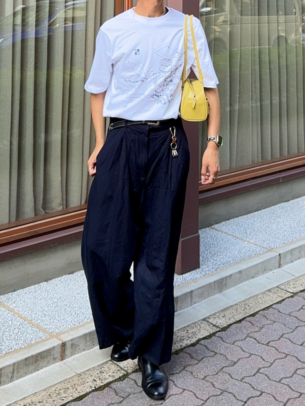 ホワイト系のTシャツ/カットソー、ブルー系のスラックス、ブラック系のブーツを着用したメンズの夏コーディネートの4枚目の写真