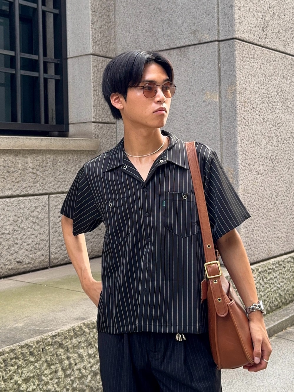 その他のスラックス、ブラック系のシャツ/ブラウス、ブラウン系のショルダーバッグを着用したメンズの夏コーディネートの2枚目の写真