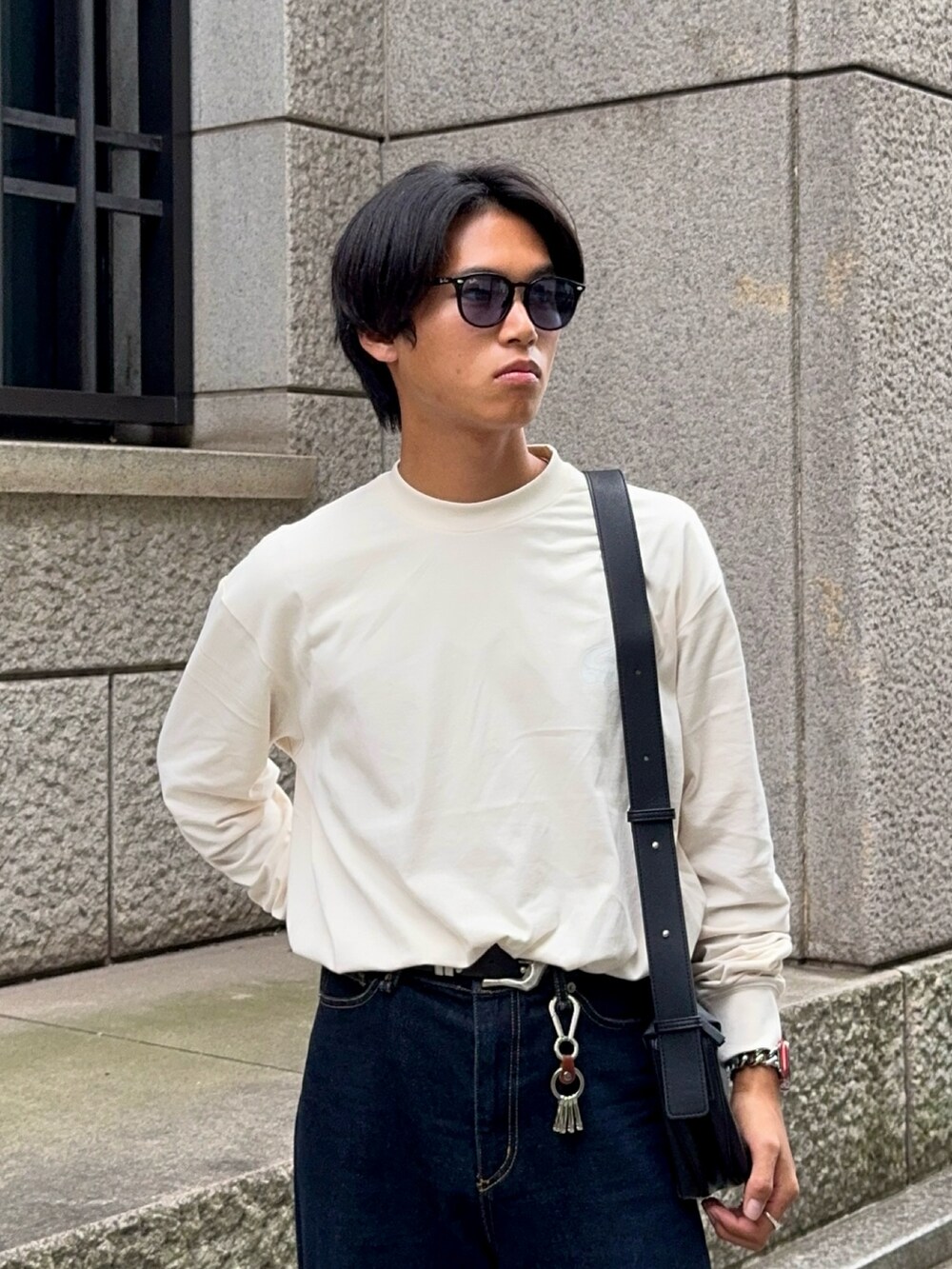 ベージュ系のTシャツ/カットソー、ブラック系のローファー、ブルー系のデニムパンツを着用したメンズの秋コーディネートの2枚目の写真
