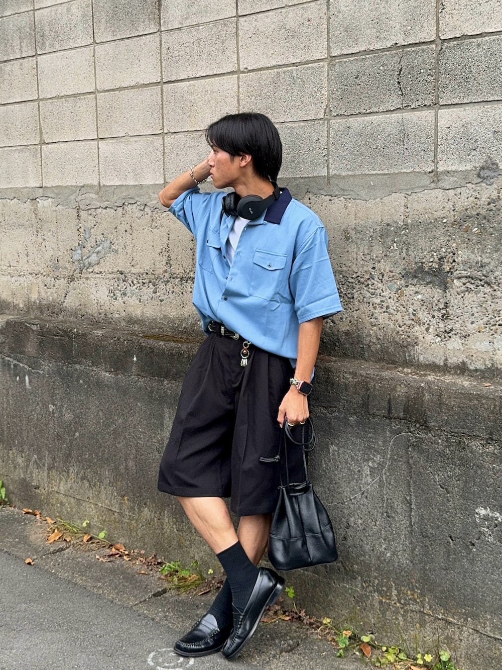 ブルー系のシャツ/ブラウス、ブラック系のその他パンツ、ブラック系のバッグを着用したメンズの夏コーディネートの3枚目の写真