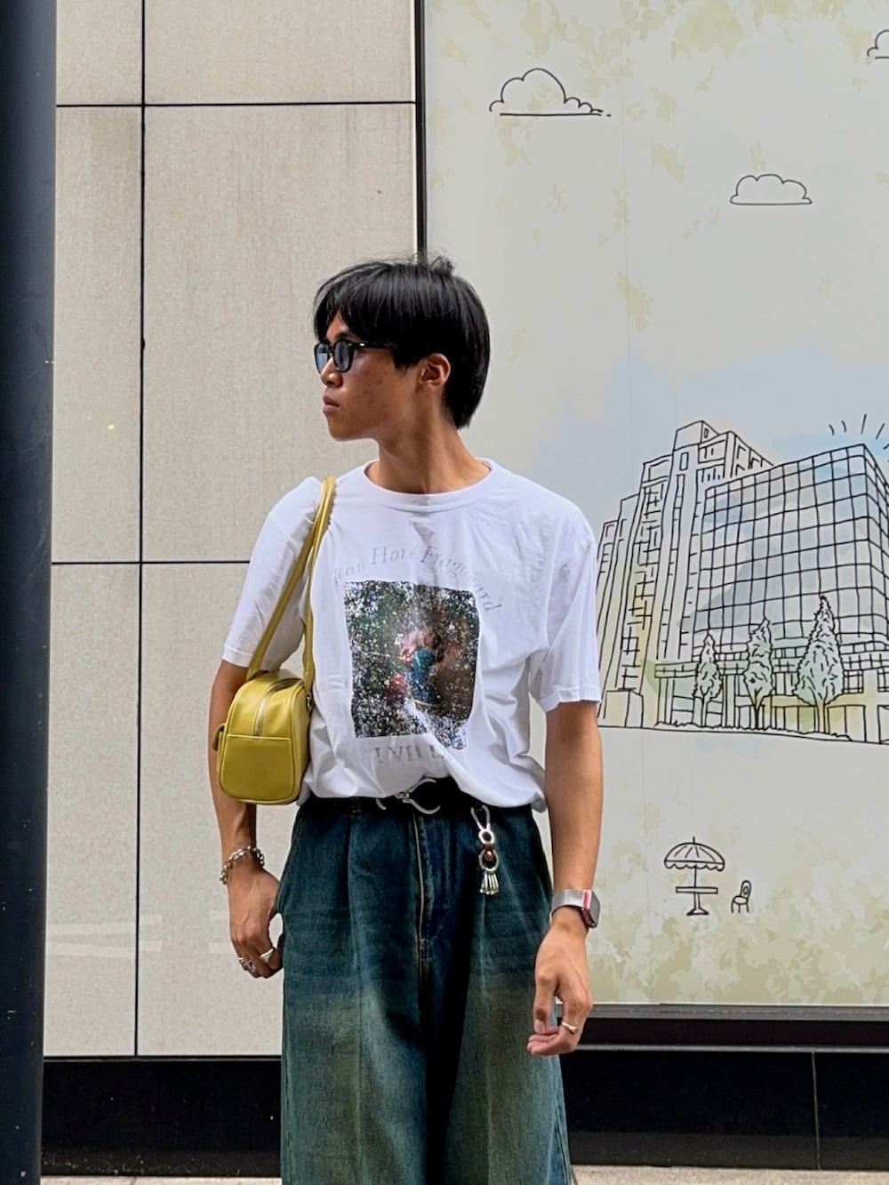 ホワイト系のTシャツ/カットソー、グリーン系のショルダーバッグ、ブルー系のデニムパンツを着用したメンズの夏コーディネートの2枚目の写真