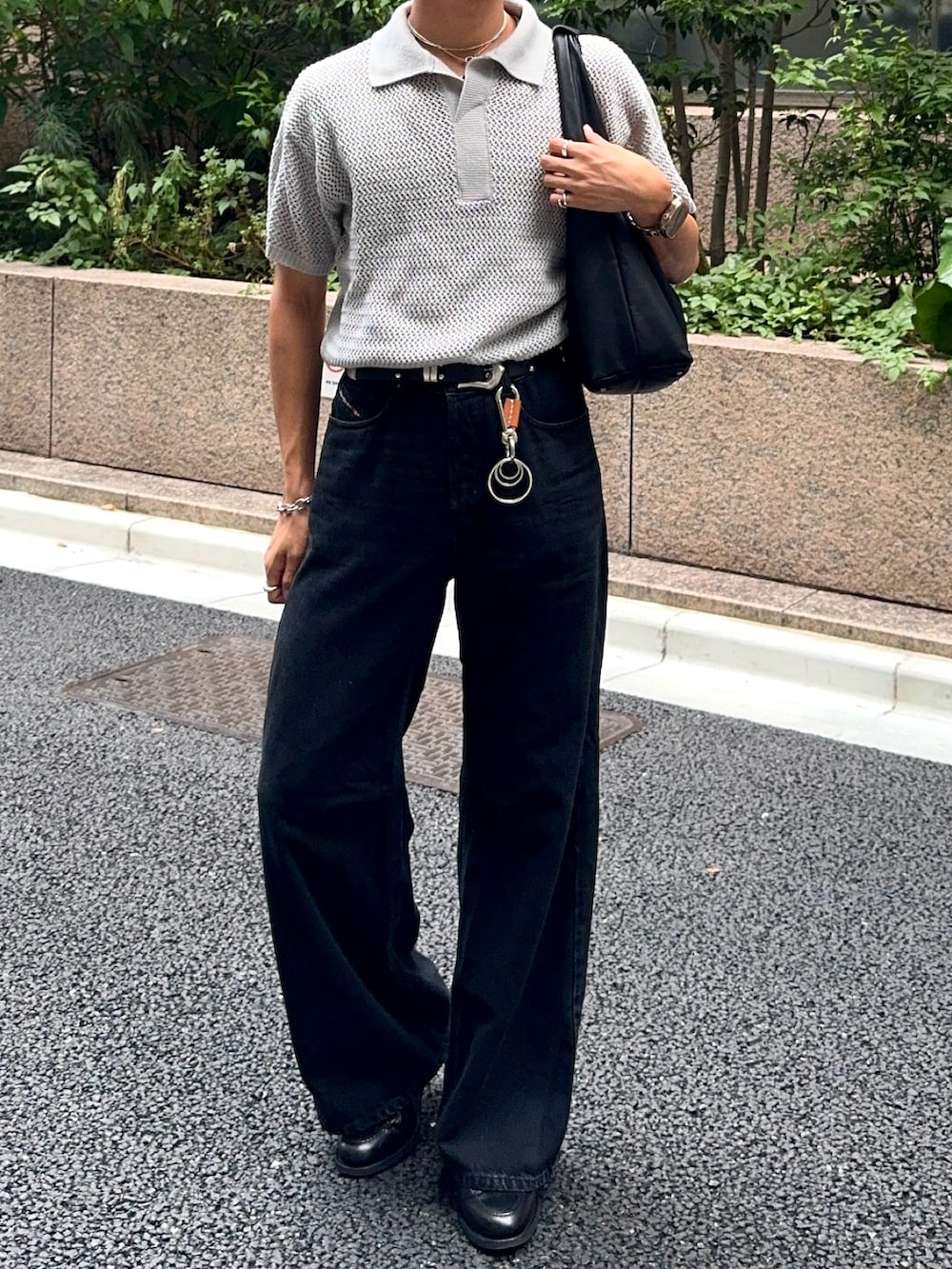 ブラック系のデニムパンツ、その他のショルダーバッグ、ブラック系のローファーを着用したメンズの夏コーディネートの4枚目の写真