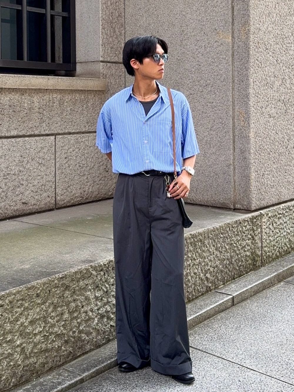 ブルー系のシャツ/ブラウス、グレー系のタンクトップ、ブラック系のショルダーバッグを着用したメンズの夏コーディネートの3枚目の写真
