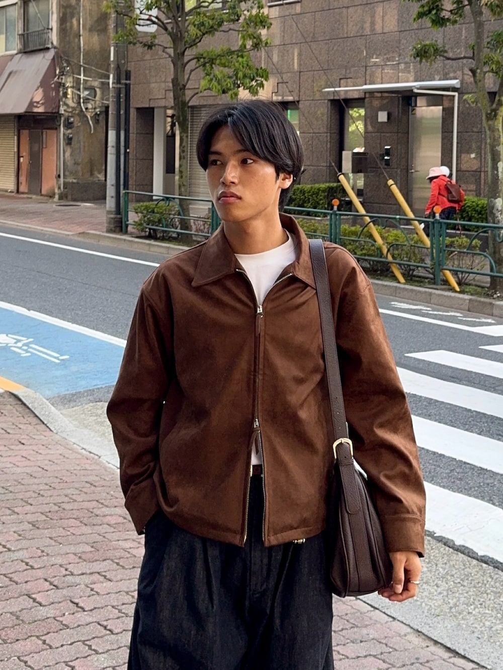 ブラウン系のブルゾン、ブラック系のその他パンツ、ブラウン系のショルダーバッグを着用したメンズの秋コーディネートの2枚目の写真