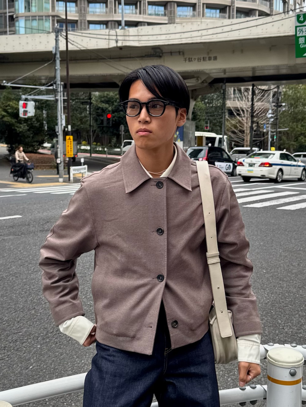 ブラウン系のその他アウター、ブラウン系のローファー、ホワイト系のシャツ/ブラウスを着用したメンズの春コーディネートの2枚目の写真