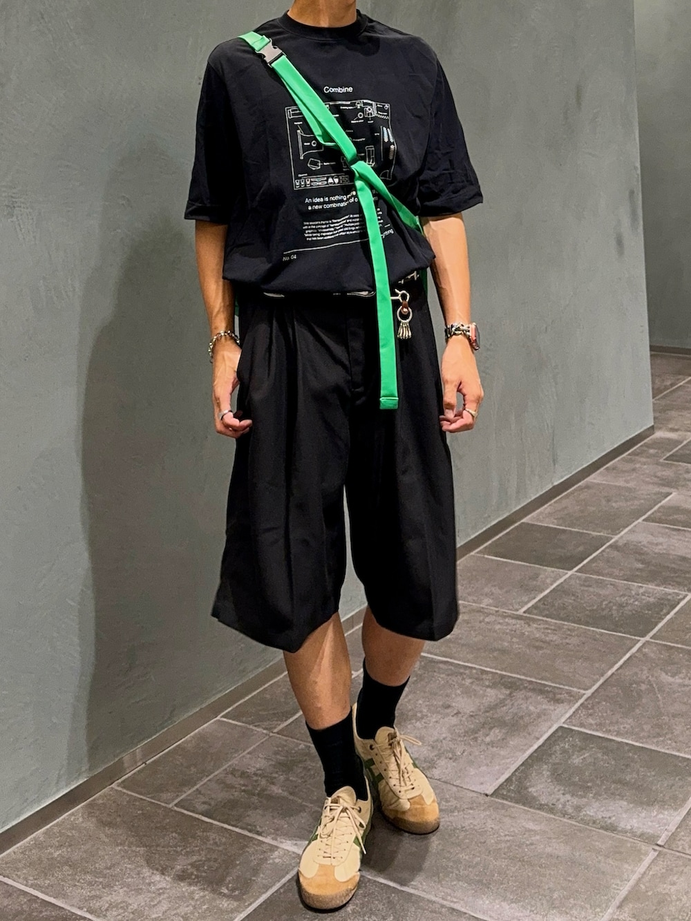 ベージュ系のスニーカー、ブラック系のその他パンツ、その他のTシャツ/カットソーを着用したメンズの夏コーディネートの4枚目の写真